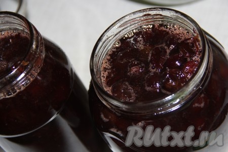 После третьей варки горячее варенье из крыжовника с корицей разложить по чистым банкам. Я банки не стерилизовала, а просто хорошо вымыла их с содой.
