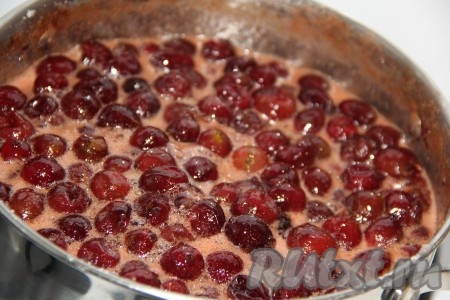 Перемешать варенье, довести до кипения и снять с огня. Оставить до полного остывания. Таким образом варить варенье ещё два раза, каждый раз доводя его до кипения на небольшом огне и проваривая 5 минут. После второй варки нужно дать варенью полностью остыть.