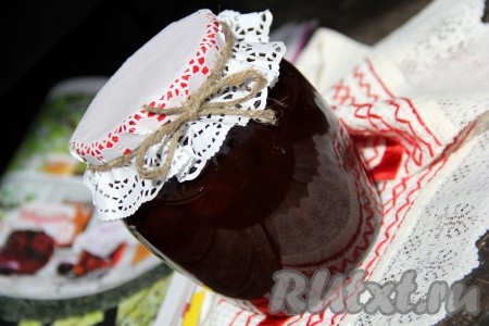 Варенье из крыжовника по этому рецепту получается очень вкусным, с приятной ноткой корицы. Приготовьте и порадуйте своих сладкоежек!