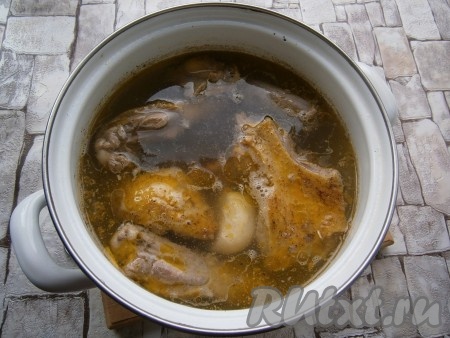 Поставить кастрюлю на огонь, довести до кипения, убрать тщательно пену. Бульон посолить, добавить в него одну очищенную луковицу и варить мясо на слабом огне под прикрытой крышкой около 1-1,5 часов.
