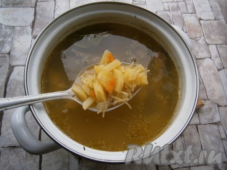 Варить овощи в бульоне на небольшом огне 25-30 минут. Затем, по желанию, всыпать чуточку сушеных трав, добавить вермишель и лавровый лист, проварить суп еще минут 5-7.
