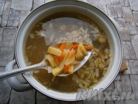 Далее мясо желательно вынуть из кастрюли, луковицу выбросить, а в бульон добавить нарезанный произвольными кусочками картофель, долить горячую воду. Также добавить в кастрюлю мелко нарезанную оставшуюся луковицу и нарезанную соломкой или брусочками морковь.
