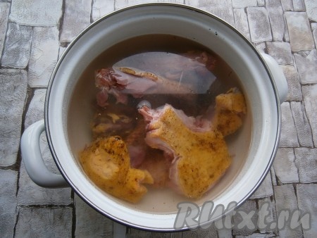 Поместить утку в кастрюлю, залить водой.

