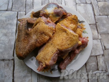 Картошку, морковь и лук очистить. Части домашней утки нужно тщательно обсмалить на огне, хорошенько вымыть.
