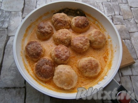 Довести до кипения, огонь убавить до минимального, накрыть сковороду крышкой. Тушить тефтели около 15 минут, после чего добавить лавровый лист и протушить еще минут 5.
