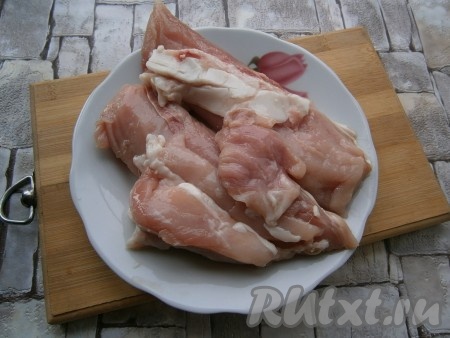 Мясо кролика, отделенное от костей, обмыть и обсушить.