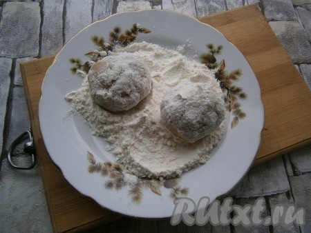 Из фарша сформировать небольшие шарики (тефтельки), обвалять их в муке.
