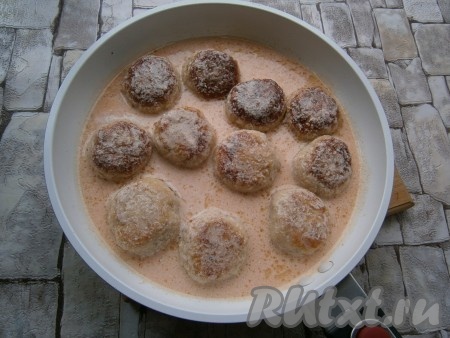 Обжаренные тефтели из кролика залить приготовленным соусом.
