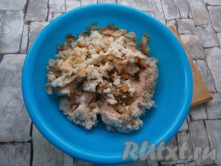 Добавить к фаршу предварительно замоченный в молоке или в воде и отжатый батон.
