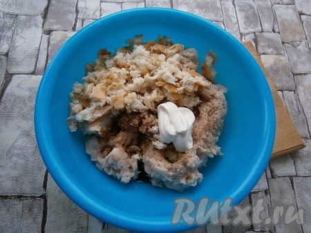 Сюда же добавить одну столовую ложку сметаны и немного специй для мяса.
