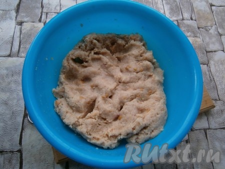 Фарш хорошенько перемешать.
