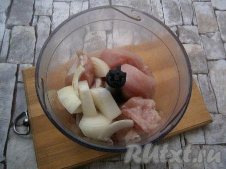 Лук очистить. Нарезать мясо кусочками и поместить в чашу блендера вместе с нарезанным луком.
