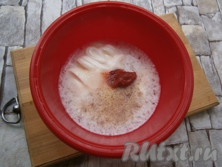 Для приготовления соуса добавить к сметане томатную пасту, воду, немного соли и черного молотого перца, перемешать до однородности.
