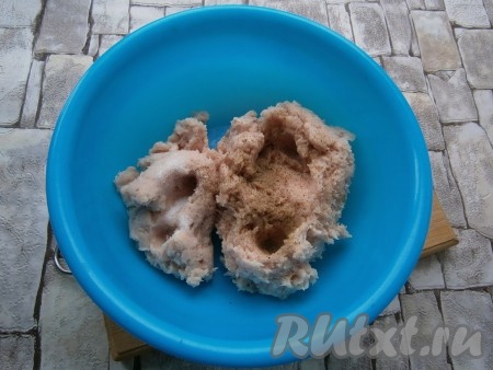 Измельчить все в блендере до состояния фарша. Переложить фарш в миску, посолить и поперчить по вкусу.
