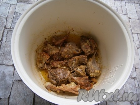 В чашу мультиварки влить растительное масло, выложить кусочки кролика, посыпать солью и специями, выставить режим "Жарка" на 20 минут. Перемешивая, обжаривать 10 минут.
