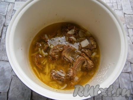 Затем добавить очищенный и нарезанный кусочками репчатый лук, перемешать и обжаривать далее оставшееся время, иногда помешивая. После окончания программы влить в чашу 300 мл горячей подсоленной воды.
