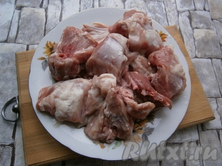 Кролика порубить на части.