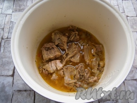 Выставить режим "Тушение" на 1 час, крышку мультиварки закрыть.
