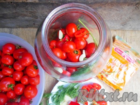 В чистую банку, чередуя с помидорами, положите колечки сладкого перца, чеснок и укроп.
