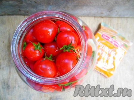 Наполните банку помидорами до самого горлышка, слишком плотно не утрамбовывайте.
