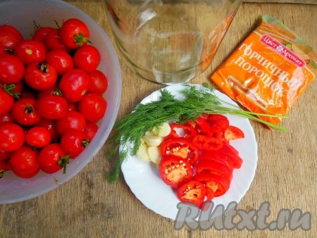 Помидоры промойте под проточной водой. Хвостики удалите (я всегда оставляю хвостики, с ними помидоры эффектно смотрятся на тарелке). Сладкий перец, не очищая от семян, нарежьте колечками, чеснок очистите и нарежьте на пластины, укроп промойте.
