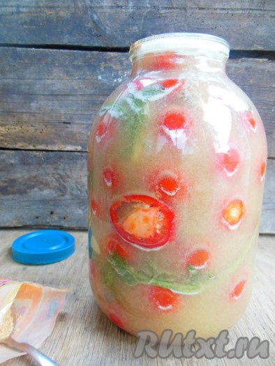 Накройте банку пластмассовой крышкой, слегка покачайте баночку из стороны в сторону, чтобы сахар и соль растворились.
