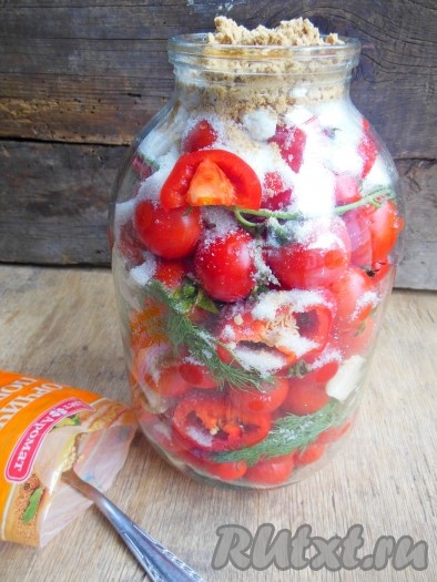 Слегка постучите о дно банки, чтобы сахар, соль и горчичный порошок переместились ниже (так будет легче налить воду в банку).
