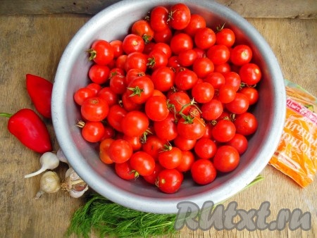 Подготовим продукты для приготовления помидоров, квашеных с горчицей в банках.