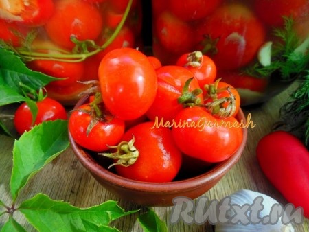 Помидорчики в банках будут готовы через месяц, они получаются кисленькими, ароматными. Квашеные помидоры с горчицей, наверняка, понравятся вашей семье. 