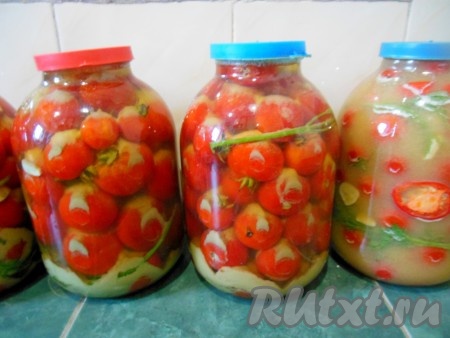 Уберите банку с помидорами в холодильник (или погреб). Я сразу опускаю в погреб. В течение первых суток рассол в помидорах будет мутным, затем горчица осядет вниз и рассол станет светлее. На фото три банки через сутки и одна в первые сутки приготовления.