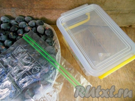 Достаньте замороженный виноград из морозилки, переложите ягоды в пищевые контейнеры или пакеты. Если вы раскладываете по пакетам, то старайтесь аккуратно выпустить лишний воздух. Закройте ёмкости с виноградом и уберите на хранение в морозилку. Срок хранения около года.
