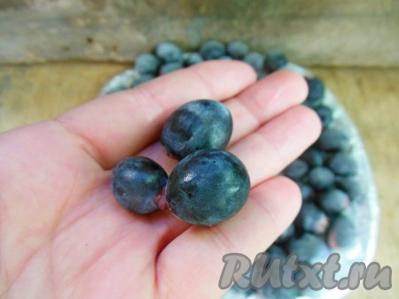 Благодаря тому что перед замораживанием ягоды обсохли, замороженные ягодки винограда легко отделяются друг от друга и не слипаются между собой (как на фото).
