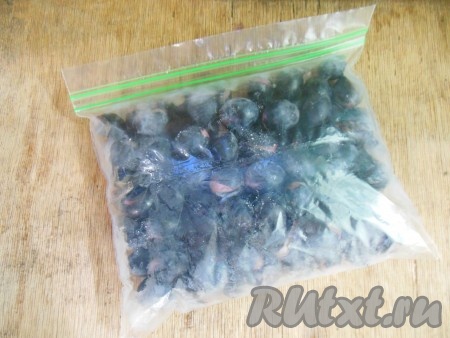 Удобно замораживать виноград небольшими порциями, да и места в морозилке такие заготовки занимают меньше.
