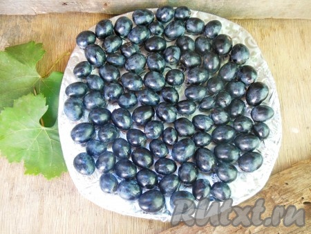 Противень или глубокую тарелку застелите фольгой, выложите ягодки винограда в один слой. Отправьте в морозилку на ночь.
