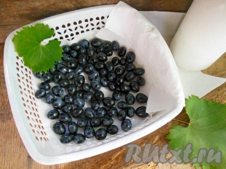 Чистые ягодки выложите на бумажное полотенце и оставьте на 10-15 минут, чтобы виноград обсох.
