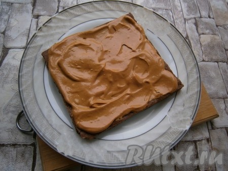 Каждый корж обильно смазать кремом, складывая коржи друг на друга.
