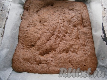 Выпекать корж в разогретой до 180 градусов духовке 15-20 минут.
