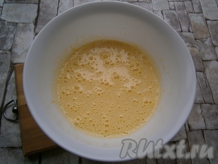 К яйцам с солью всыпать сахар и ванильный сахар, взбить миксером до пышной, светлой массы (взбивать минут 5-7).
