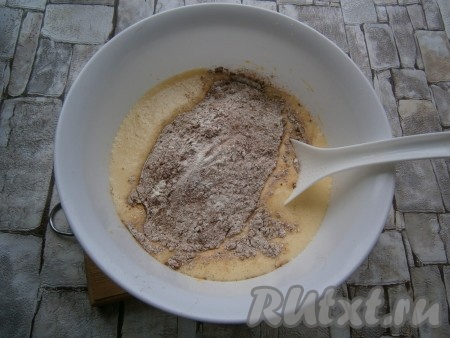 Всыпать мучную смесь в яичную.