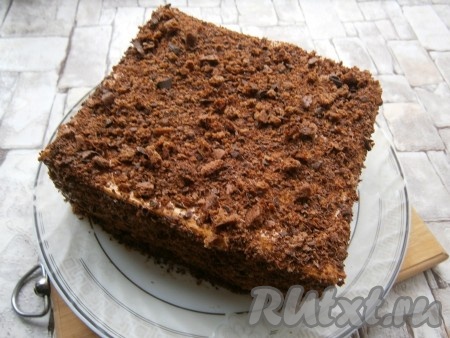 Достать торт из холодильника и обсыпать его со всех сторон подготовленной крошкой.&nbsp;