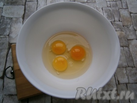 К яйцам добавить щепотку соли.