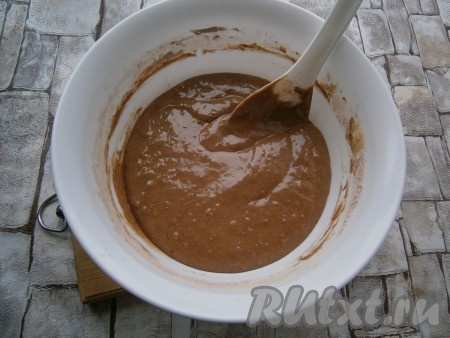 Получившуюся массу перемешать ложкой, замешивая тесто, похожее на в меру густую сметану.
