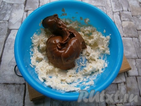 Размягченное сливочное масло взбить миксером в течение 1-2 минут. Продолжая взбивать, добавить частями вареную сгущенку.
