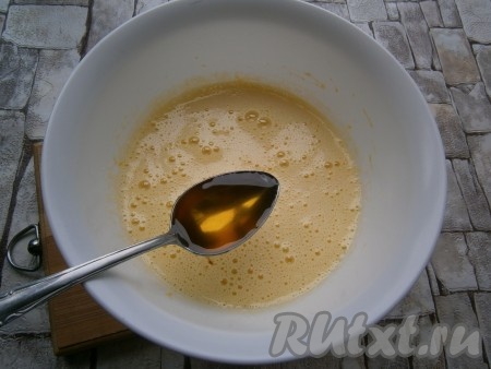 Добавить жидкий мед, еще раз взбить яичную смесь.

