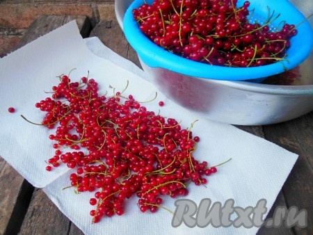 Затем выложите ягоды на бумажное или вафельное полотенце. Лучше выкладывать ягоды в один слой, чтобы они быстрее обсохли. Оставьте ягоды на полотенце на 10-15 минут. За это время лишняя влага стечет и при заморозке не будет образовываться лишний лед.