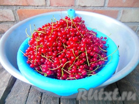 Тщательно промойте ягоды в воде, затем переложите их на дуршлаг и дайте стечь лишней воде.
