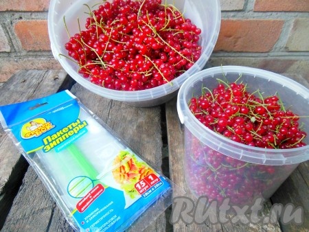 С веточек красной смородины удалите порченые и примятые ягоды, листья и мусор.
