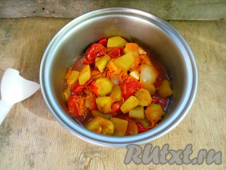 Достаньте противень из духовки, аккуратно, чтобы не обжечься паром, разрежьте рукав для запекания. Переложите запеченные овощи в глубокую посуду, удобную для взбивания погружным блендером.
