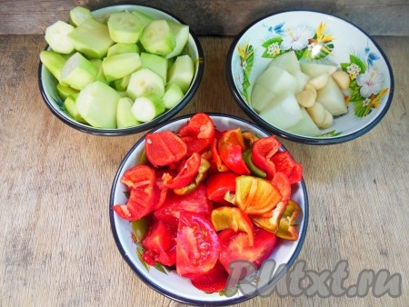 Лук и чеснок очистите, нарежьте на небольшие кусочки (чеснок можно оставить целым). Разрежьте каждый помидор на 4 части, удалив плодоножку. Сладкий перец очистите от семян, нарежьте крупными кусочками. С кабачка снимите кожицу, если семечки крупные, их лучше удалить. Очищенный кабачок нарежьте крупно.
