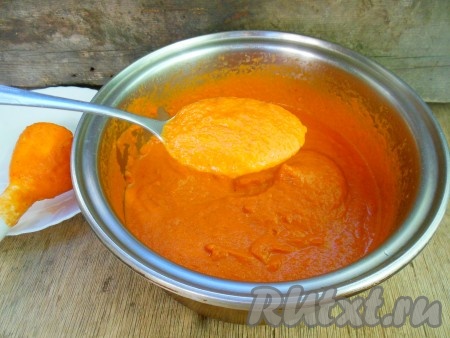 Пробейте овощи блендером до получения однородной массы, по вкусу добавьте сахар и соль, перемешайте. Вот такая однородная кабачковая икра должна получиться (как на фото).
